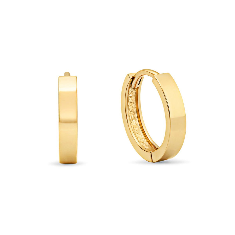 Aros huggie Boyfriend planos en oro de 14 quilates, fotografiados sobre fondo blanco